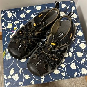 Keens mens hiking sandals size 8